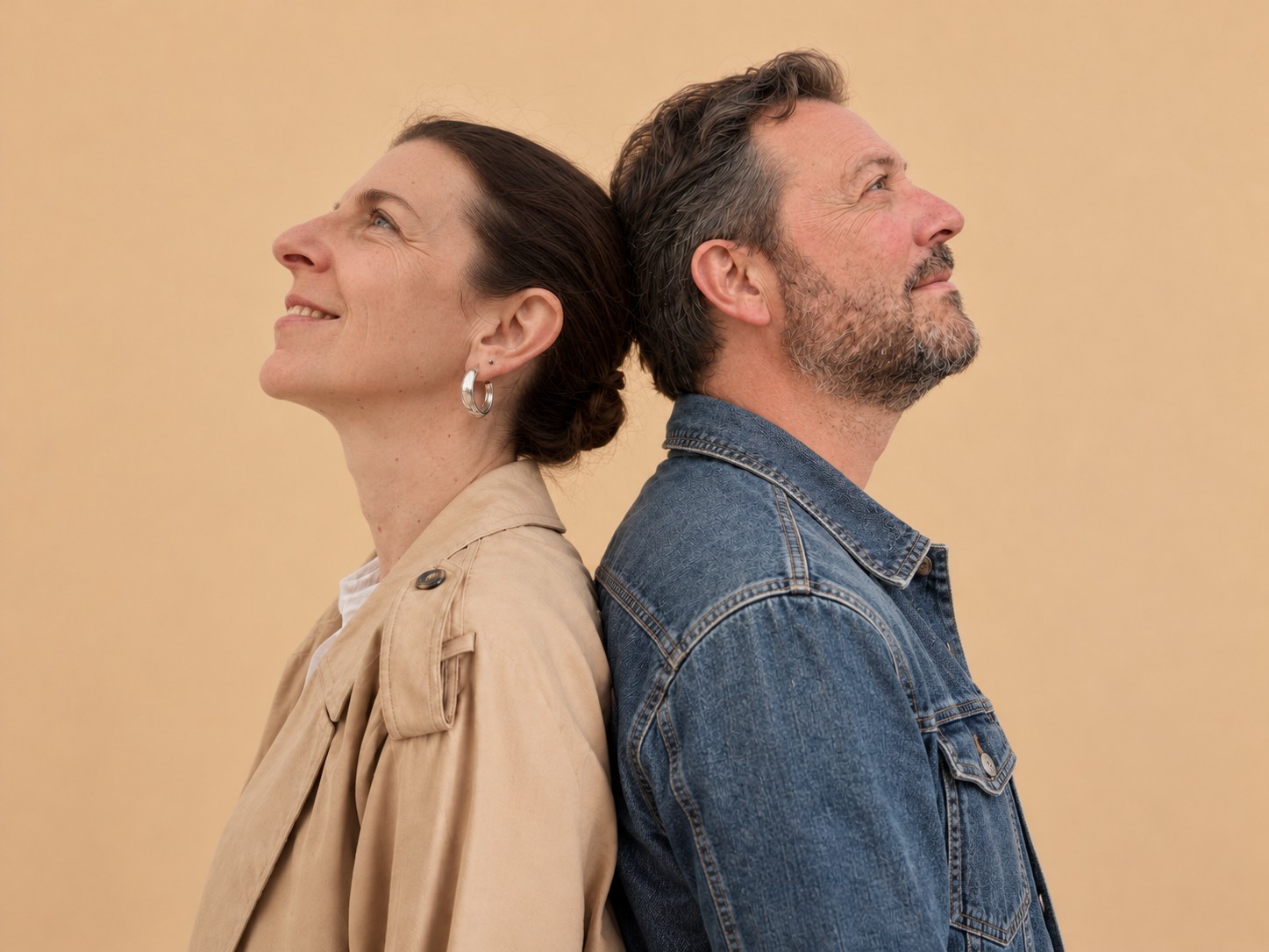 Pareja con miradas diferentes